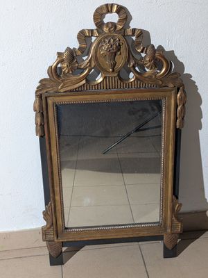 un miroir posé sur le sol devant un mur