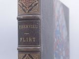 un livre posé sur une table