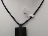gros plan d'un collier sur un mannequin mannequin