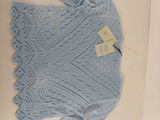 une photo d'un pull bleu avec une étiquette dessus