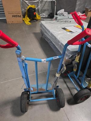 un diable bleu avec une poignée rouge et une poignée rouge
