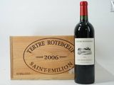 une bouteille de vin posée à côté d'une caisse en bois