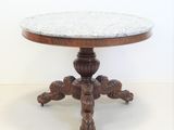 une table avec un plateau en marbre posée sur un piédestal