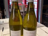 deux bouteilles de vin blanc posées sur une table