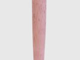 un vase rose posé sur une table