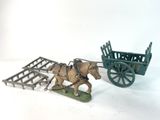 un cheval en jouet tirant une charrette sur laquelle se trouve un homme