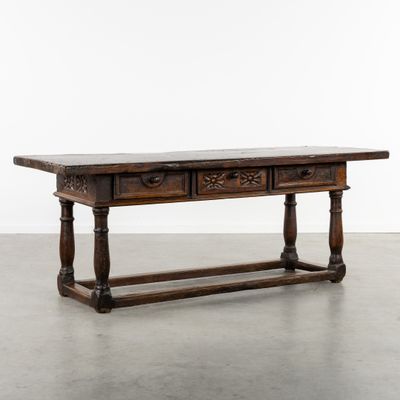 Ancienne table de ferme ou de monastère avec trois tiroirs e…