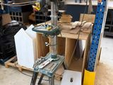une machine posée sur une table dans une pièce
