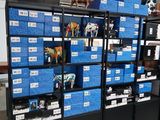de nombreuses boîtes de jouets sur les étagères du magasin