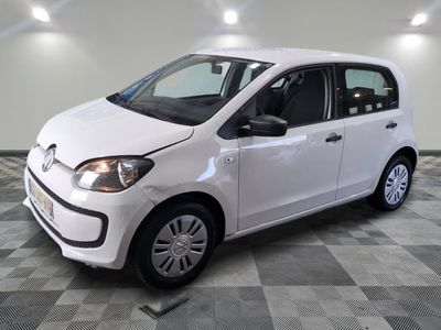 la petite voiture blanche est garée sur un carrelage à carreaux