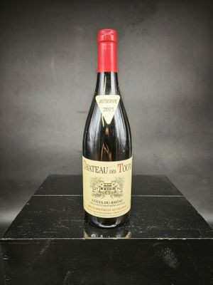 La bouteille de vin est posée sur un bloc de marbre noir.