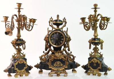 trois types d'horloges exposées sur un fond blanc