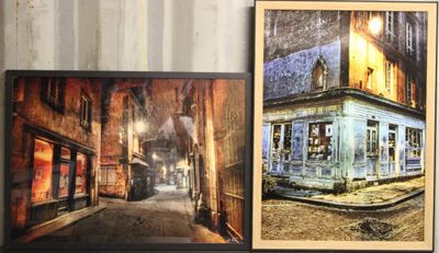 deux tableaux encadrés sur le mur d'une pièce