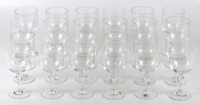 de nombreux verres à vin vides alignés sur la table
