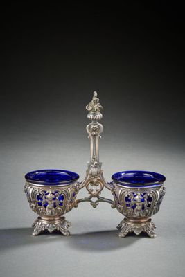 une paire de bols en verre argenté et bleu, posés sur des socles