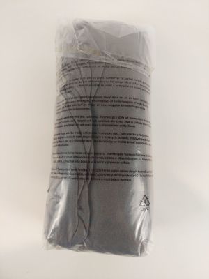 un sac en tissu gris posé sur une surface blanche
