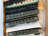 un lot de wagons de train dans une boîte