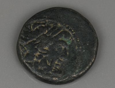 gros plan d'une pièce de monnaie sur une table à fond blanc