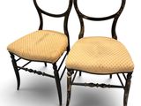 paire de chaises peintes en noir, avec dossier et assise en rotin