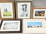 quatre photos encadrées représentant une femme et une vache dans un champ