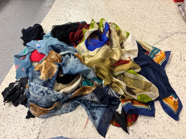 Lot de foulards divers. Certains à nettoyer