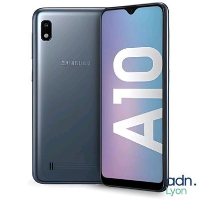 Le Samsung A9 est un smartphone dont la face arrière et la face avant sont incurvées.