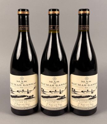 trois bouteilles de vin posées sur une table l'une à côté de l'autre