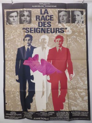 L'affiche du film « La Race des Seigneurs » est accrochée au mur.