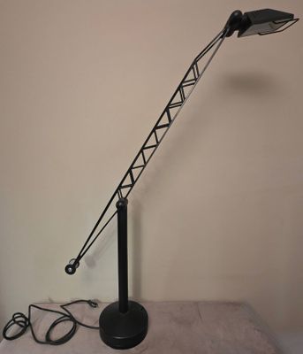 une lampe posée sur une table près d'une fenêtre