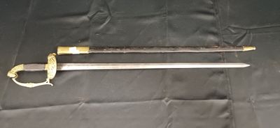 une image représentant une épée posée sur un tissu noir