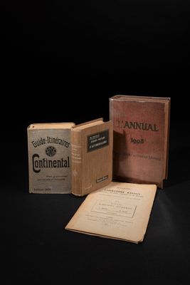 trois livres empilés les uns sur les autres sur une surface noire