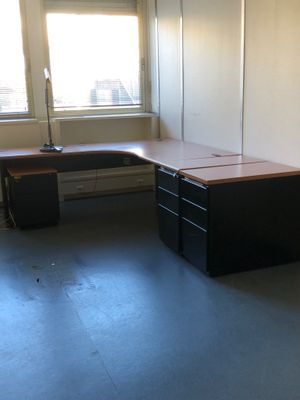 deux bureaux dans un coin d'une pièce vide