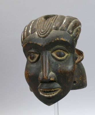 Masque casque en bois mi- dur à patine sombre et traces de k…