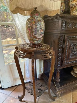 Sellette et vase chinois