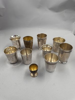 un ensemble de coupes en argent posées sur une table blanche