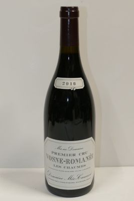 une bouteille de vin posée sur une table