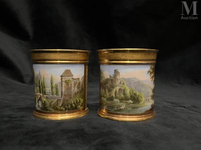 paire de vases anciens en porcelaine peints à la main, représentant un paysage