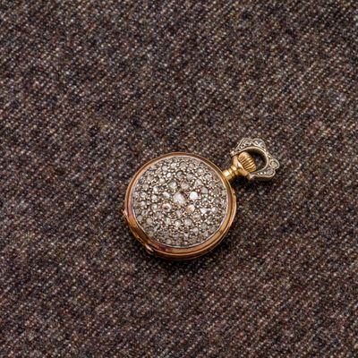 un gros plan d'une montre de poche sertie de diamants