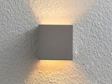 un gros plan sur une lampe accrochée au mur d'une pièce