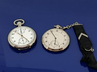 deux types différents de montres de poche sur un fond bleu