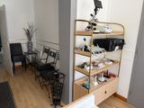 un salon avec un canapé, une table, des chaises et une étagère