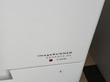 un réfrigérateur blanc qui se trouve dans un coin de la pièce