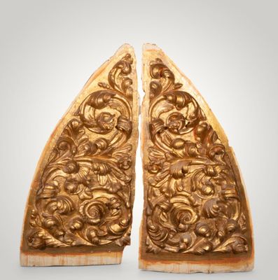 une paire de serre-livres en bois sculpté, ornés de motifs sculptés