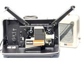 une photo en noir et blanc d'un vieux projecteur de cinéma