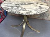 une table en marbre blanc avec un piètement en métal doré
