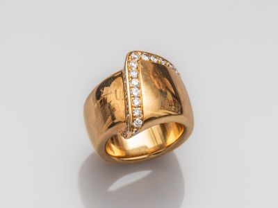 une bague en or avec des diamants sur fond blanc
