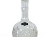 carafe en cristal sur pied, sur fond blanc, avec un fond blanc