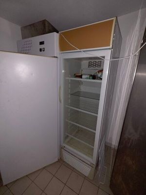 un réfrigérateur vide dans un coin de la cuisine