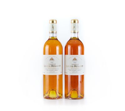 deux bouteilles de vin posées l'une à côté de l'autre sur une surface blanche
