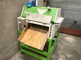 une machine verte qui trône dans un coin de la pièce